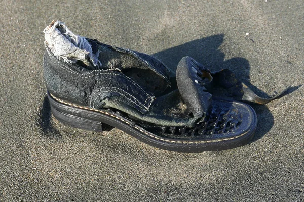 Scarpa Squallida Abbandonata Sulla Spiaggia Sabbiosa — Foto Stock