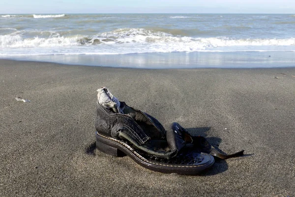 Scarpa Squallida Abbandonata Sulla Spiaggia Sabbiosa — Foto Stock