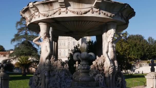 ローマのヴィラ ドリア パンフィリ公園のキューピッド噴水 イタリア 円形の盆地は 2人の男性と2人の女性のファンが交互にされている外側のフェードの4本の柱によってサポートされています — ストック動画