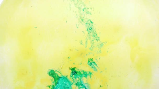 gouttes d'encre bleue dans un liquide jaune
