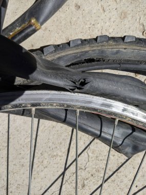 İç boru patlamış, lastik patlamış.