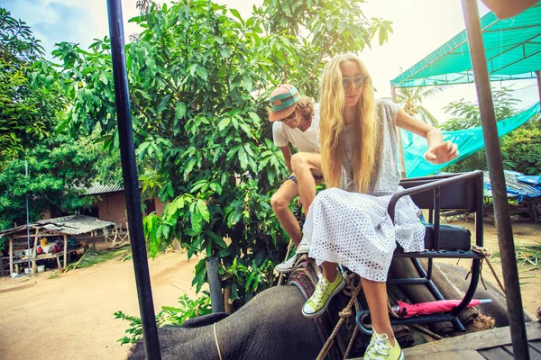 Casal saindo elefante após passeio — Fotografia de Stock