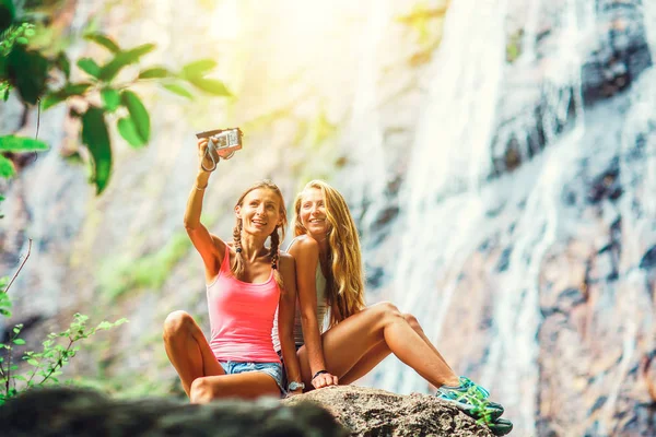 Duas mulheres a tirar selfies — Fotografia de Stock