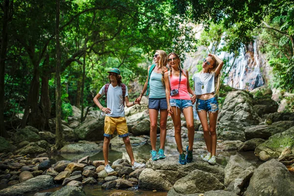 観光客がタイでのハイキング — ストック写真