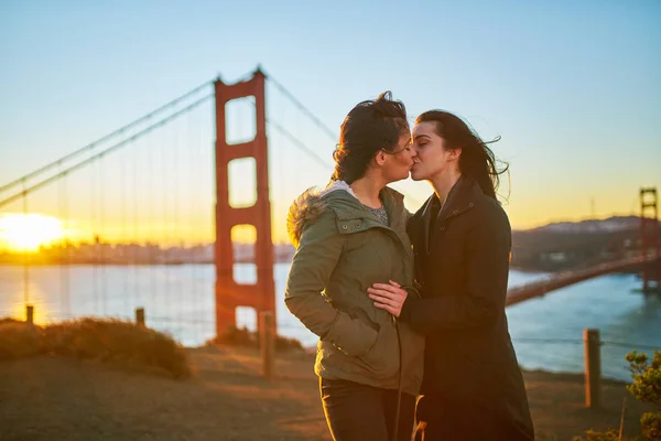 Romântico lésbicas casal beijos — Fotografia de Stock