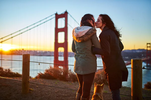 Romantiska lesbisk par kyssar — Stockfoto