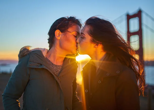 Romantisches lesbisches Paar küsst leidenschaftlich — Stockfoto