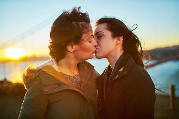 Romantiska lesbisk par kyssar — Stockfoto