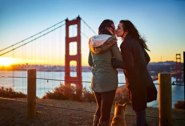 Romântico lésbicas casal beijos — Fotografia de Stock