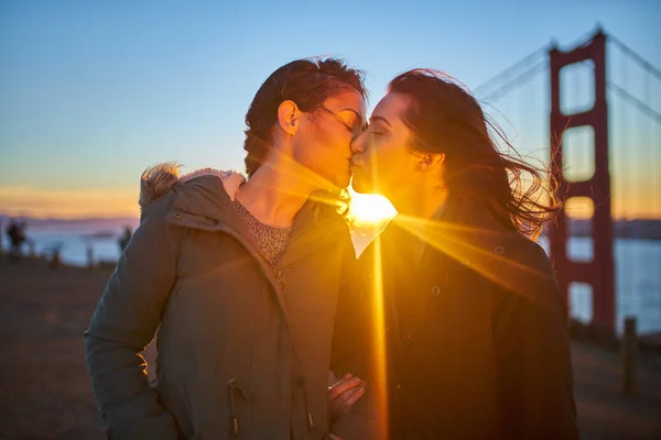 Romântico lésbicas casal beijos — Fotografia de Stock