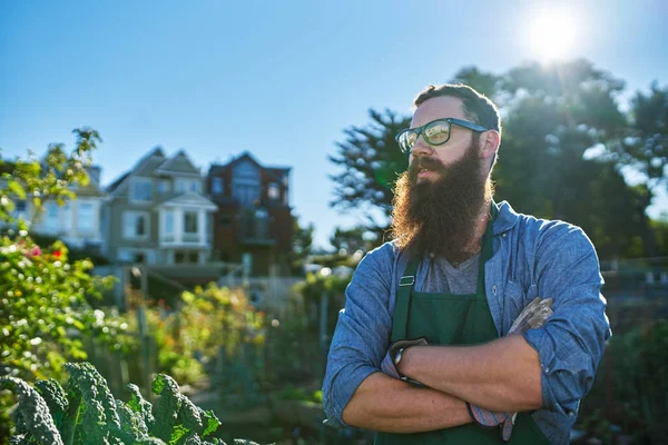 Jardineiro orgulhoso com barba — Fotografia de Stock