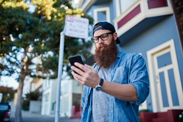 Γενειοφόρος hipster χρησιμοποιώντας smartphone — Φωτογραφία Αρχείου