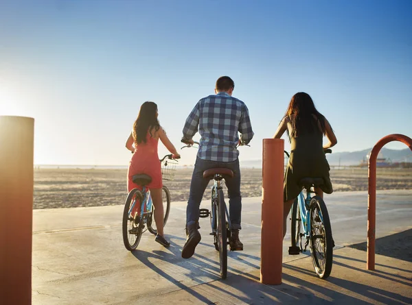 Grupp vänner på cyklar — Stockfoto