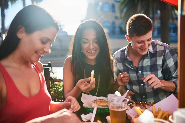 Vänner äta pommes frites — Stockfoto