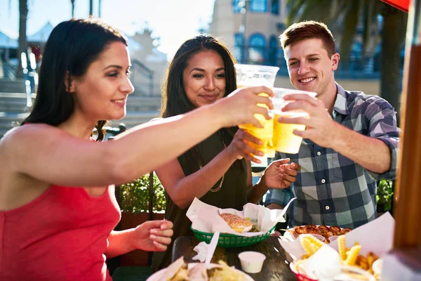 Amigos haciendo un brindis con cerveza — Foto de Stock