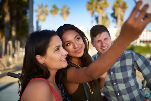 Gruppo di tre amici che scattano selfie — Foto Stock