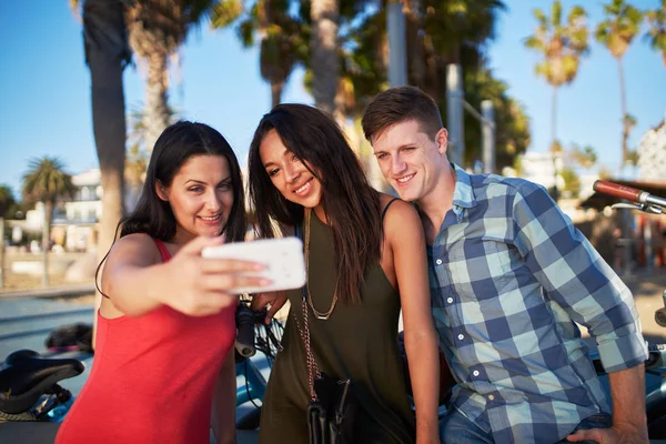 Friends taking selfies — Stock Photo, Image