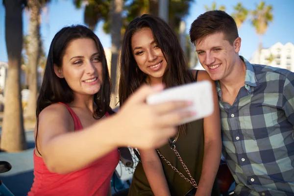 세 친구와 함께 그룹 selfie — 스톡 사진