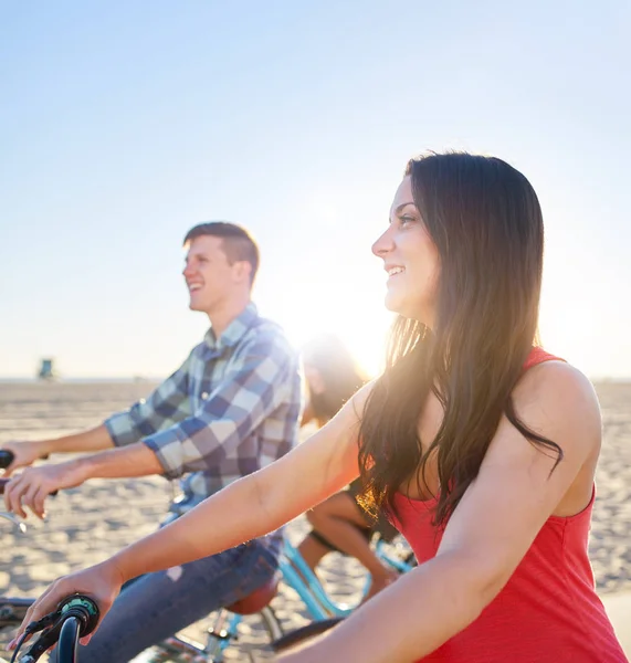 Flicka ridning cykel med vänner — Stockfoto