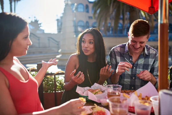 Vrienden maaltijd samen eten — Stockfoto