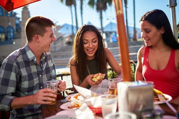Amigos en el restaurante al aire libre — Foto de Stock
