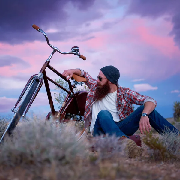 Barbudo maravilla al lado de bicicleta —  Fotos de Stock