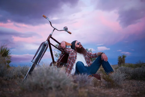 Homem sentado com bicicleta — Fotografia de Stock