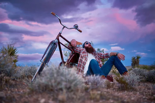 Barbudo hombre con bicicleta —  Fotos de Stock
