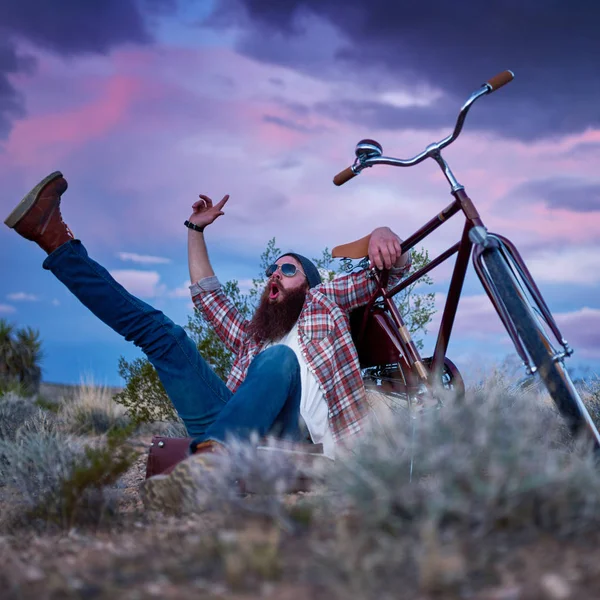 Viajante barbudo ao lado da bicicleta — Fotografia de Stock