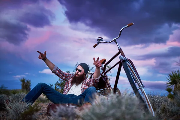 Viajante barbudo com mala e bicicleta — Fotografia de Stock