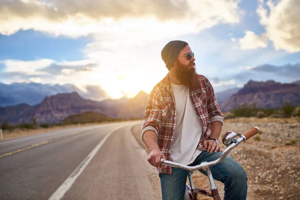 Homem no lado da estrada andar de bicicleta — Fotografia de Stock