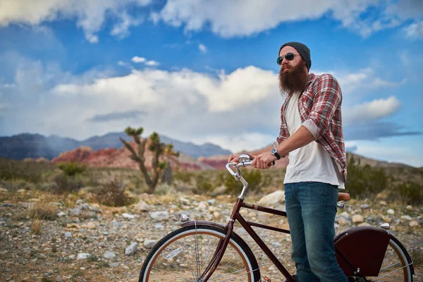 Homem de bicicleta no deserto de Nevada — Fotografia de Stock