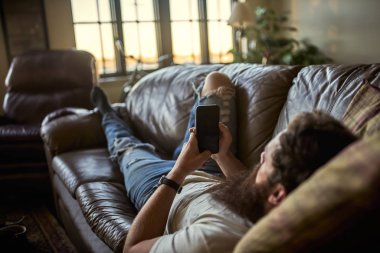 sakallı adam akıllı telefon kullanma