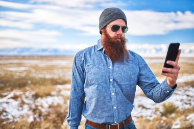 Sakallı hitch hiker Smartphone kullanarak 