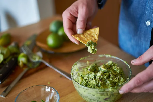 Muž ochutnávka guacamole — Stock fotografie