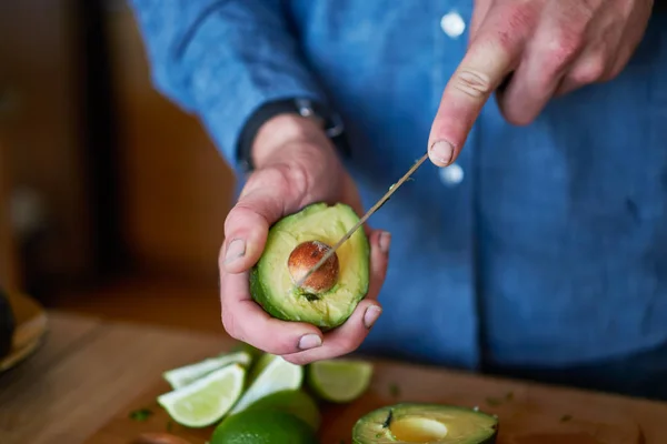 Man cutting avocado — Stock Photo, Image
