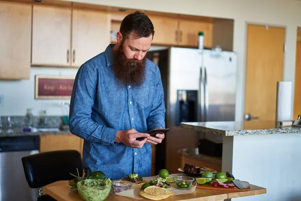 Uomo che fa tacos a casa — Foto Stock