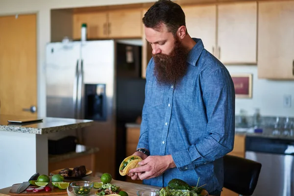 Homem fazendo tacos — Fotografia de Stock