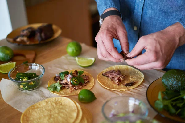 Hogy taco otthon a konyhában — Stock Fotó