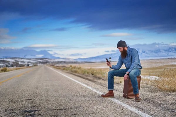 Hiker använder smart telefon — Stockfoto