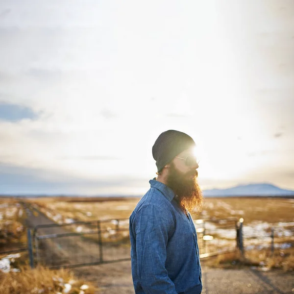 Gün batımında sakallı adam — Stok fotoğraf