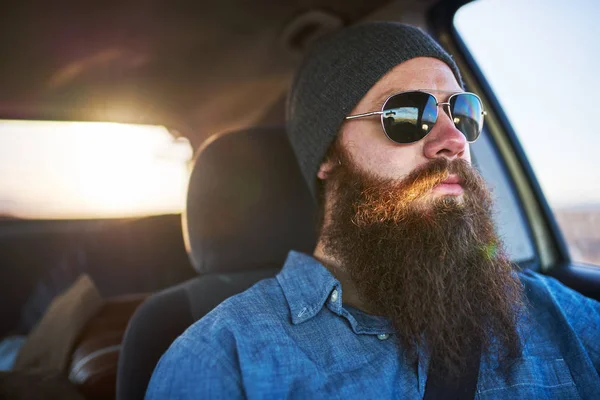 Homem barbudo na viagem de carro — Fotografia de Stock