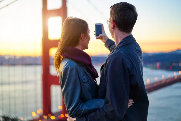 Pasangan di depan jembatan gerbang emas — Stok Foto