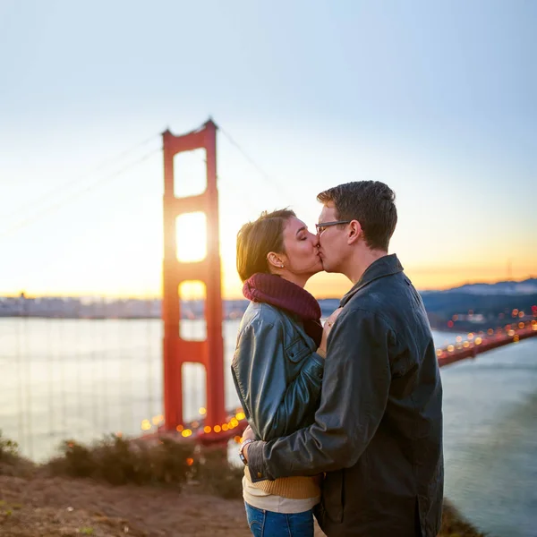 Pareja en frente del puente de la puerta de oro —  Fotos de Stock