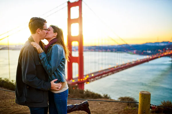 Pareja en frente del puente de la puerta de oro —  Fotos de Stock