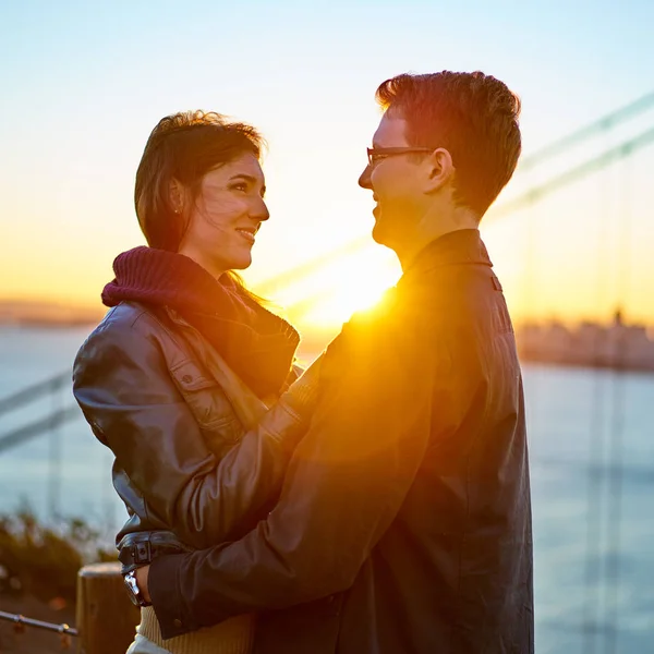 Pareja romántica durante el amanecer —  Fotos de Stock