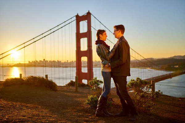 Par i kärlek vid golden gate-bron — Stockfoto