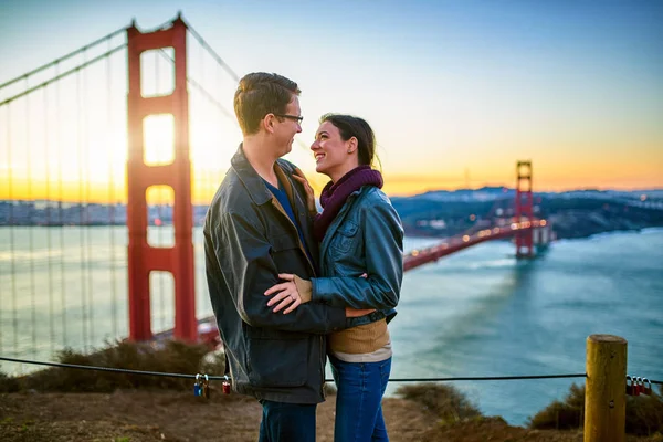 Casal na frente da ponte portão dourado — Fotografia de Stock