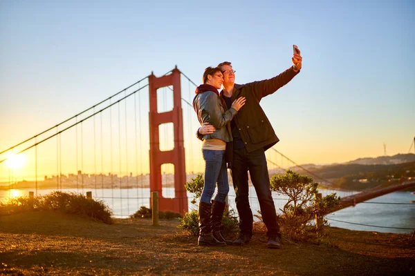 金门大桥前面一对情侣 — 图库照片