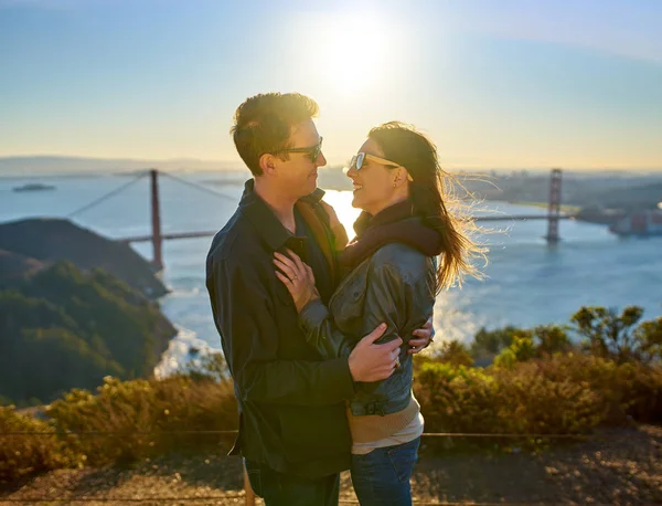 Pareja abrazando por Golden Gate puente —  Fotos de Stock